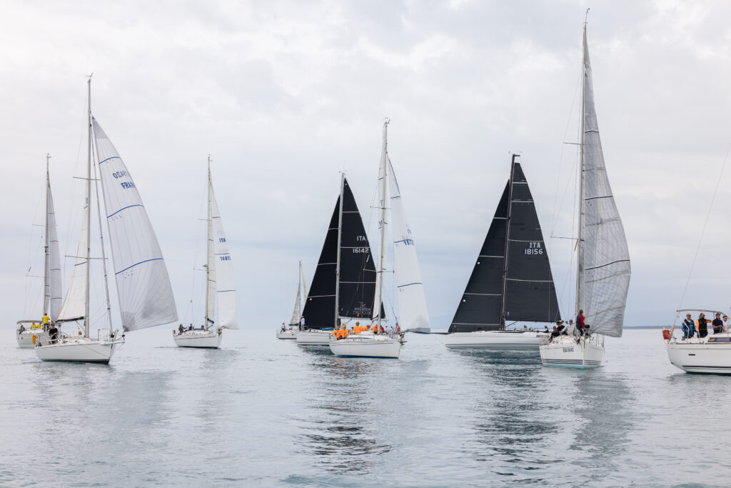 Successo per la prima edizione della Regata d'altura “JONICA 130”: 33 imbarcazioni hanno sfidato il mar Ionio in una competizione costiera di 130 miglia, dalla Basilicata al Salento. basilicata