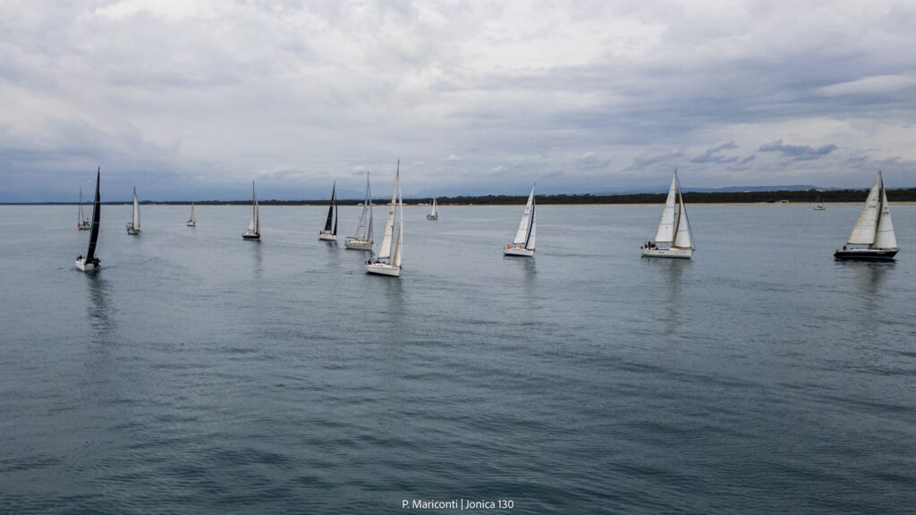 Successo per la prima edizione della Regata d'altura “JONICA 130”: 33 imbarcazioni hanno sfidato il mar Ionio in una competizione costiera di 130 miglia, dalla Basilicata al Salento. basilicata
