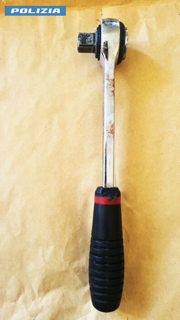 Rompe una vetrata e tenta il furto all’interno di un esercizio commerciale: 27enne arrestato a Matera dalla Polizia di Stato
