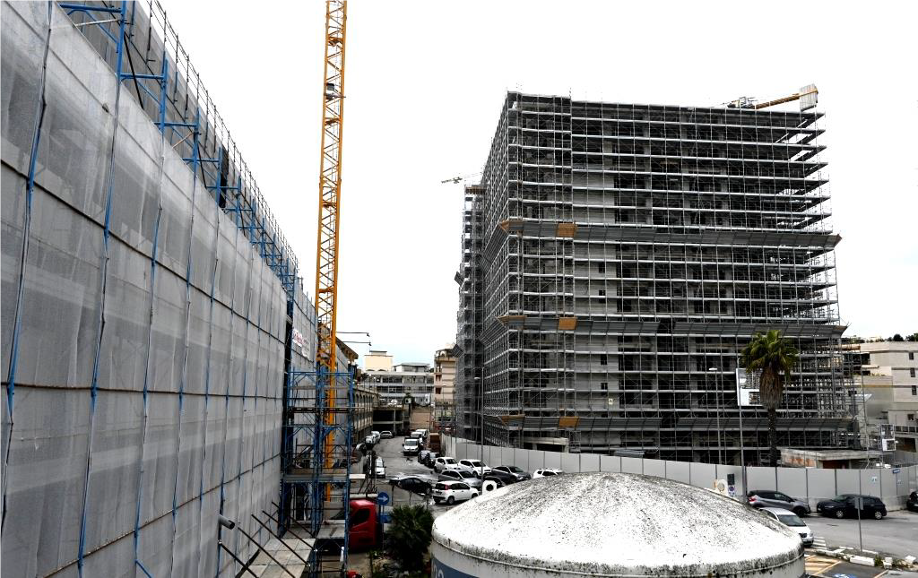 Le non-risposte sugli ampliamenti edilizi in piazza Michele Bianco.