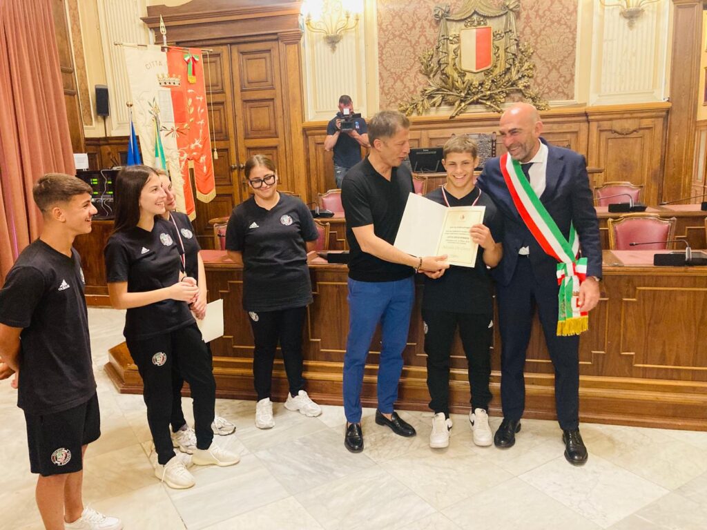 STAMATTINA LA CONSEGNA DEGLI ATTESTATI DI RICONOSCIMENTO A 16 GIOVANI ATLETI BARESI E DELLA TARGA A SAVERIO BOTTALICO