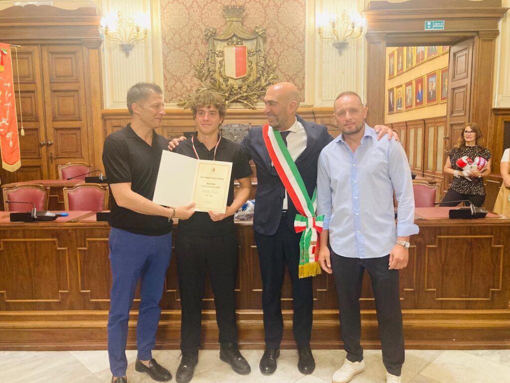 STAMATTINA LA CONSEGNA DEGLI ATTESTATI DI RICONOSCIMENTO A 16 GIOVANI ATLETI BARESI E DELLA TARGA A SAVERIO BOTTALICO