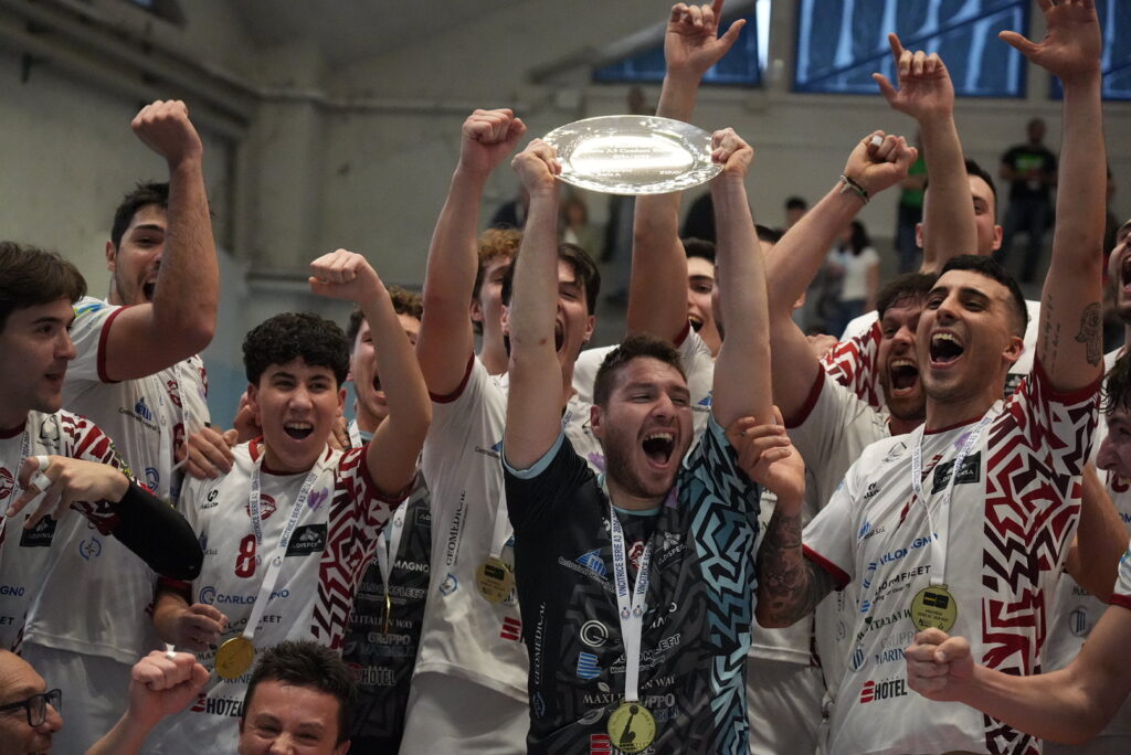 LAGONEGRO (PZ) - Nicola Fortunato, il capitano della promozione in A2 della Rinascita Volley Lagonegro, indosserà la casacca biancorossa anche nella stagione 2025/2026.