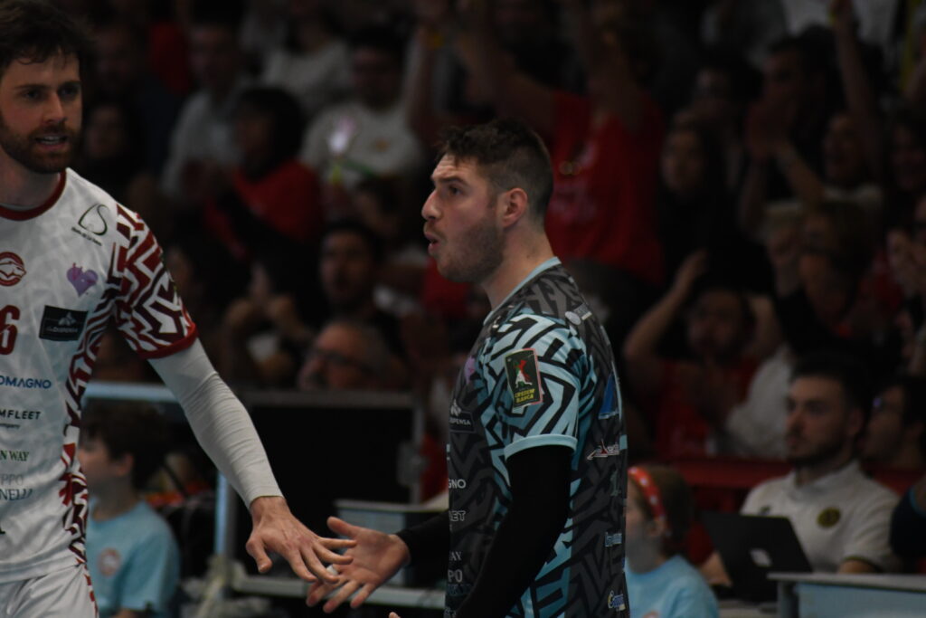 LAGONEGRO (PZ) - Nicola Fortunato, il capitano della promozione in A2 della Rinascita Volley Lagonegro, indosserà la casacca biancorossa anche nella stagione 2025/2026.