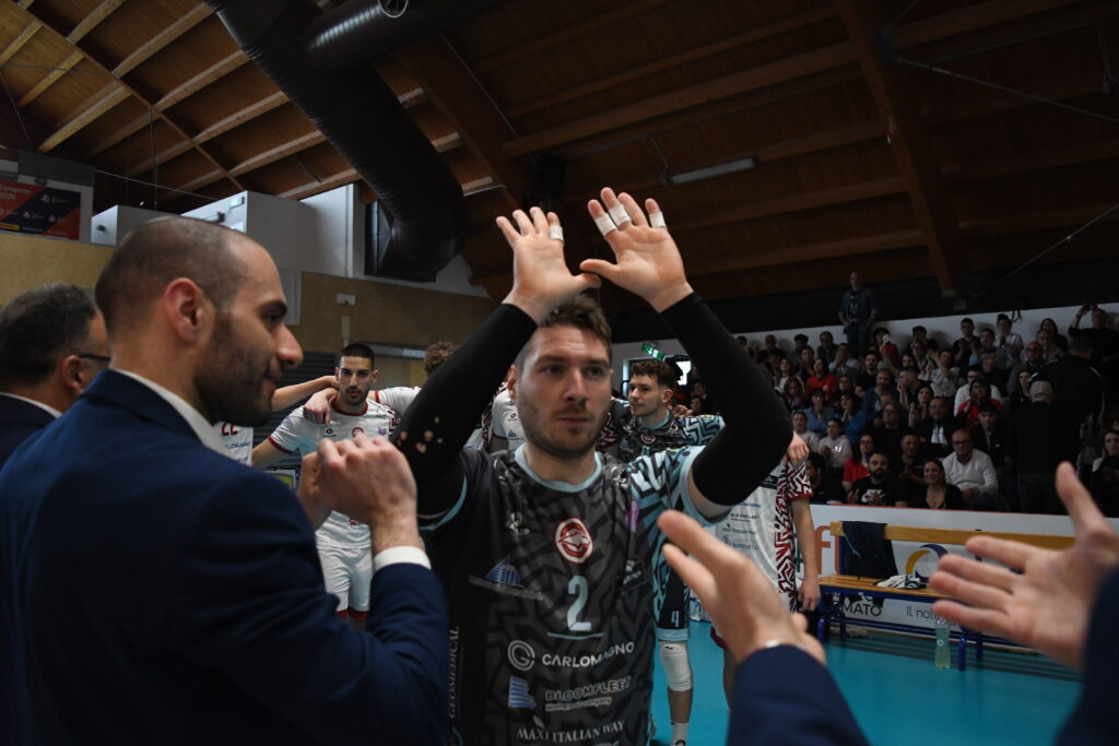 LAGONEGRO (PZ) - Nicola Fortunato, il capitano della promozione in A2 della Rinascita Volley Lagonegro, indosserà la casacca biancorossa anche nella stagione 2025/2026.