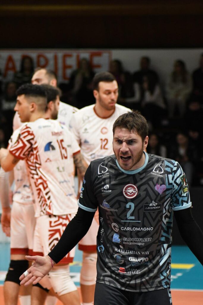 LAGONEGRO (PZ) - Nicola Fortunato, il capitano della promozione in A2 della Rinascita Volley Lagonegro, indosserà la casacca biancorossa anche nella stagione 2025/2026.