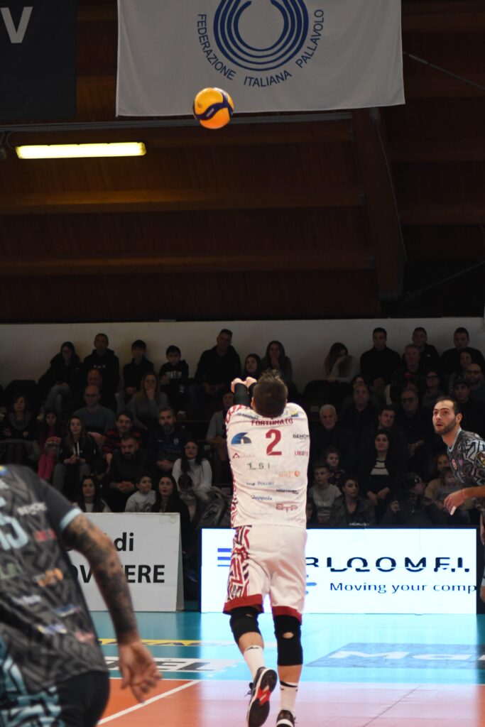 LAGONEGRO (PZ) - Nicola Fortunato, il capitano della promozione in A2 della Rinascita Volley Lagonegro, indosserà la casacca biancorossa anche nella stagione 2025/2026.