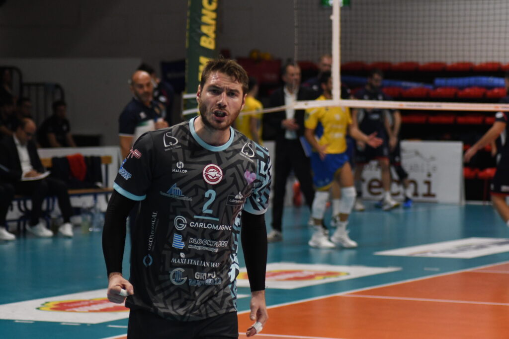 LAGONEGRO (PZ) - Nicola Fortunato, il capitano della promozione in A2 della Rinascita Volley Lagonegro, indosserà la casacca biancorossa anche nella stagione 2025/2026.