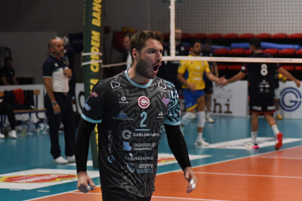 LAGONEGRO (PZ) - Nicola Fortunato, il capitano della promozione in A2 della Rinascita Volley Lagonegro, indosserà la casacca biancorossa anche nella stagione 2025/2026.