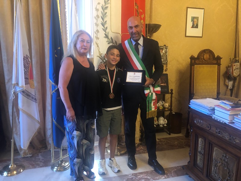 SINDACO CONSEGNA UN RICONOSCIMENTO A VITO CASTELLETTI CAMPIONE ITALIANO DI PATTINAGGIO ARTISTICO A ROTELLE