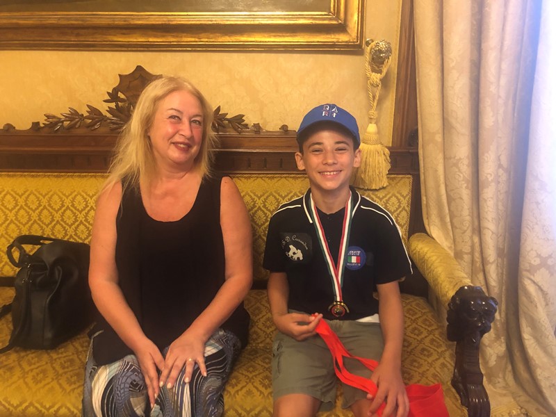SINDACO CONSEGNA UN RICONOSCIMENTO A VITO CASTELLETTI CAMPIONE ITALIANO DI PATTINAGGIO ARTISTICO A ROTELLE
