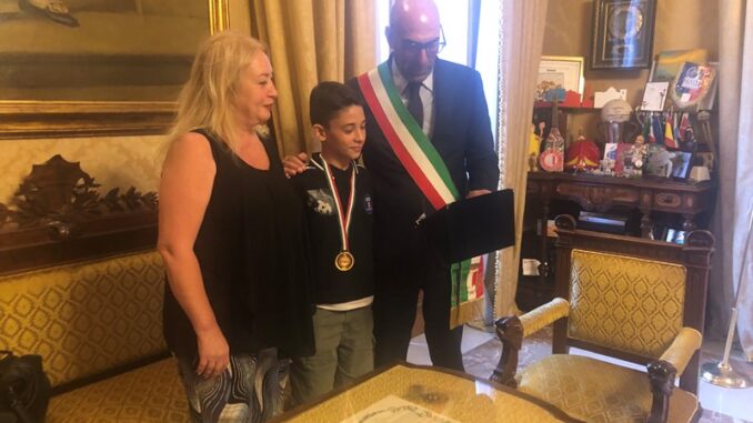 07-07-25 sindaco consegna un riconoscimento a Vito Castelletti, Campione italiano di Pattinaggio artistico a rotelle_2