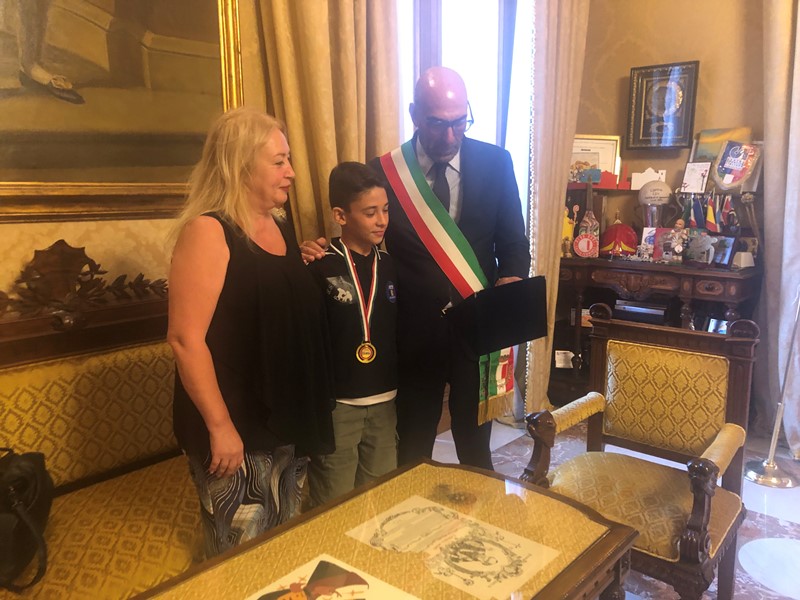 SINDACO CONSEGNA UN RICONOSCIMENTO A VITO CASTELLETTI CAMPIONE ITALIANO DI PATTINAGGIO ARTISTICO A ROTELLE