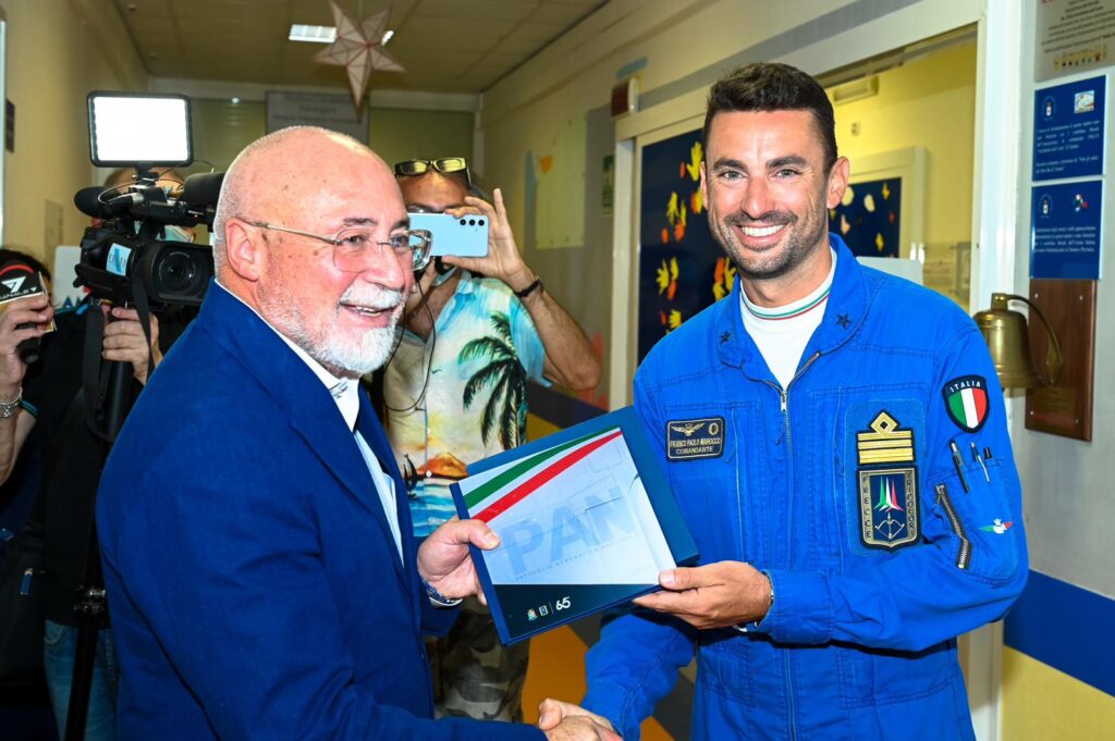 Taranto, 31 luglio 2025 – Le Frecce Tricolori in visita all’Oncoematologia Pediatrica del Santissima. Annunziata: un momento di gioia per i piccoli pazienti taranto