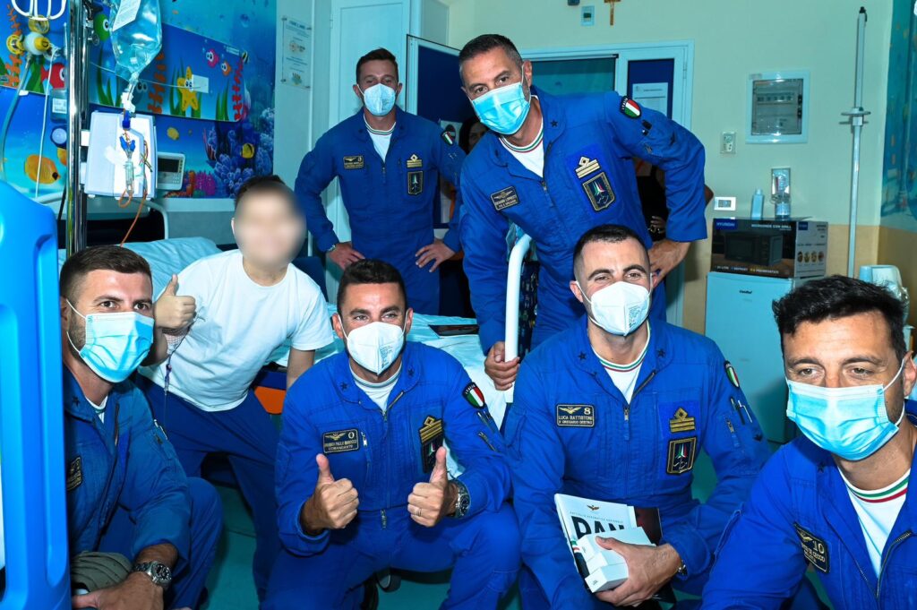 Taranto, 31 luglio 2025 – Le Frecce Tricolori in visita all’Oncoematologia Pediatrica del Santissima. Annunziata: un momento di gioia per i piccoli pazienti taranto