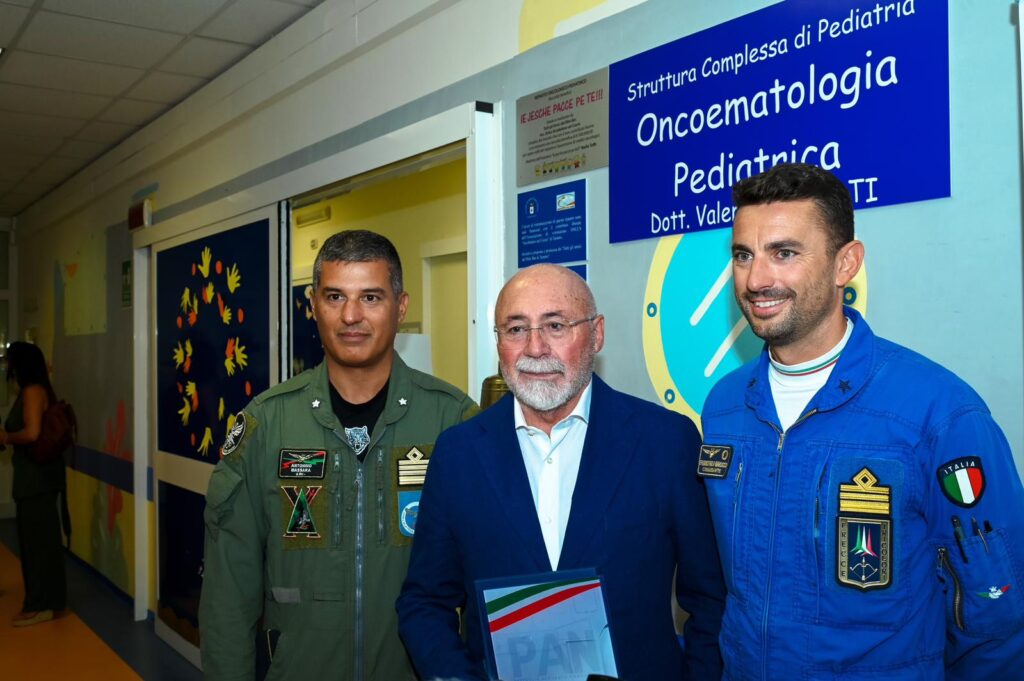 Taranto, 31 luglio 2025 – Le Frecce Tricolori in visita all’Oncoematologia Pediatrica del Santissima. Annunziata: un momento di gioia per i piccoli pazienti taranto