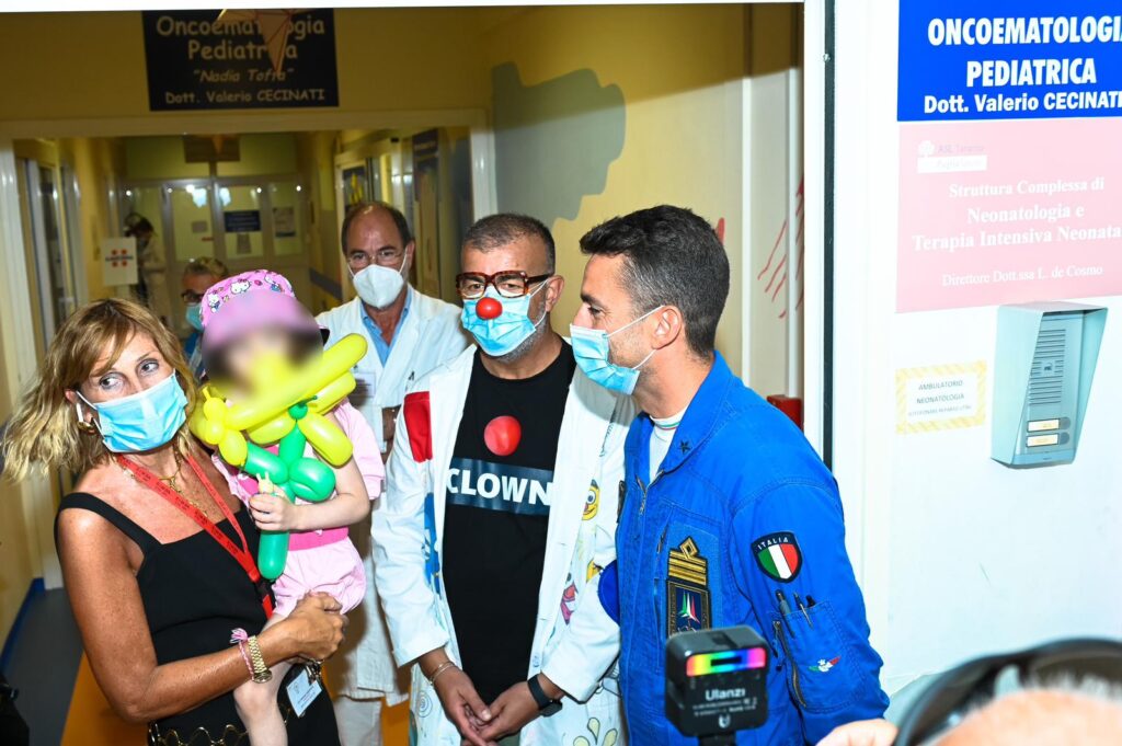 Taranto, 31 luglio 2025 – Le Frecce Tricolori in visita all’Oncoematologia Pediatrica del Santissima. Annunziata: un momento di gioia per i piccoli pazienti taranto