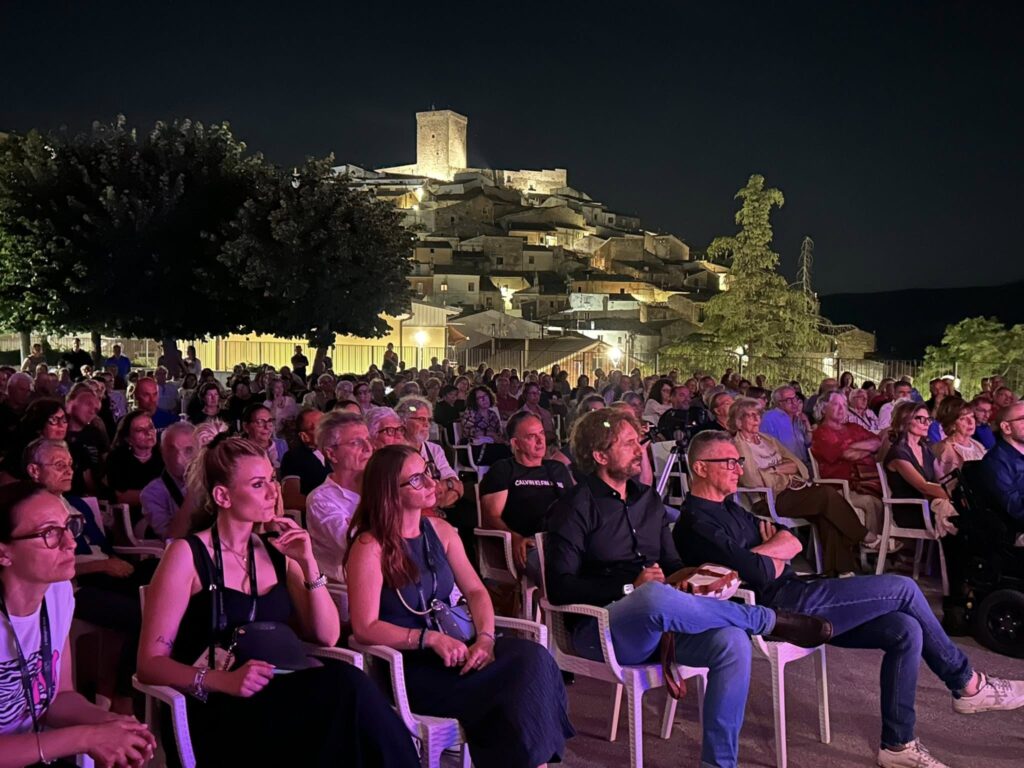 Sere d’incanto a Deliceto in centinaia all’ombra del Castello per i primi eventi d’estate