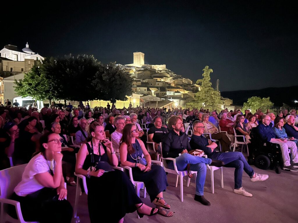 Sere d’incanto a Deliceto in centinaia all’ombra del Castello per i primi eventi d’estate
