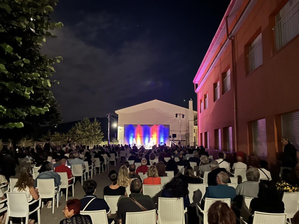 Sere d’incanto a Deliceto in centinaia all’ombra del Castello per i primi eventi d’estate