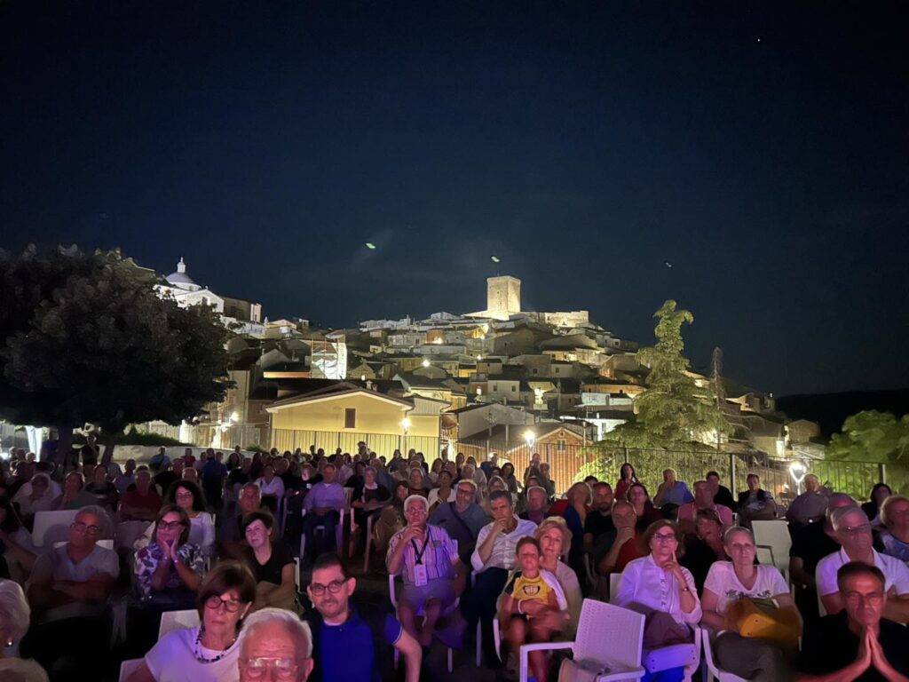 Sere d’incanto a Deliceto in centinaia all’ombra del Castello per i primi eventi d’estate