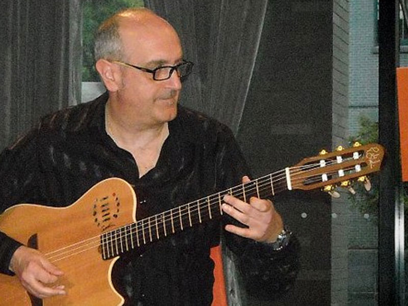 Adolfo Durante è il vincitore della prima edizione di Like a Star . Il maestro Graziano Accinni di Moliterno ha firmato sue canzoni