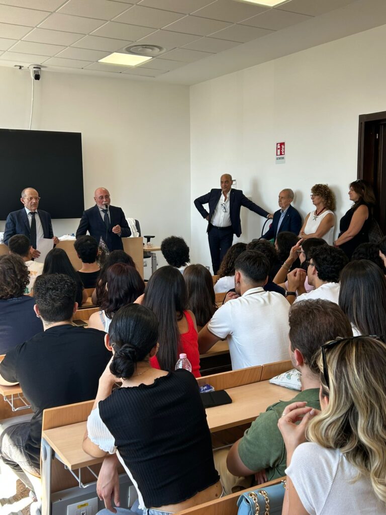 Taranto, 4 luglio 2025 – Consegna dei camici agli studenti di Medicina. Ieri la cerimonia presso la Banca dei Saperi di Taranto. taranto