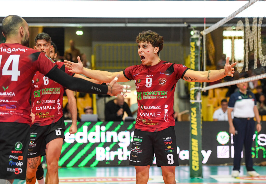 La Rinascita Volley Lagonegro è lieta di annunciare l’arrivo in biancorosso di Lorenzo Esposito, giovane e promettente palleggiatore classe 2003 originario di Ascoli Piceno, indiscusso protagonista nell’ultima stagione con la maglia della Domotek Reggio Calabria. arrivo