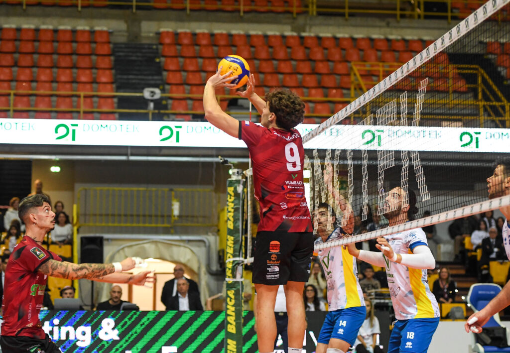 La Rinascita Volley Lagonegro è lieta di annunciare l’arrivo in biancorosso di Lorenzo Esposito, giovane e promettente palleggiatore classe 2003 originario di Ascoli Piceno, indiscusso protagonista nell’ultima stagione con la maglia della Domotek Reggio Calabria. arrivo