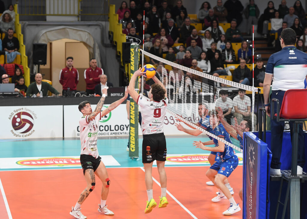 La Rinascita Volley Lagonegro è lieta di annunciare l’arrivo in biancorosso di Lorenzo Esposito, giovane e promettente palleggiatore classe 2003 originario di Ascoli Piceno, indiscusso protagonista nell’ultima stagione con la maglia della Domotek Reggio Calabria. arrivo