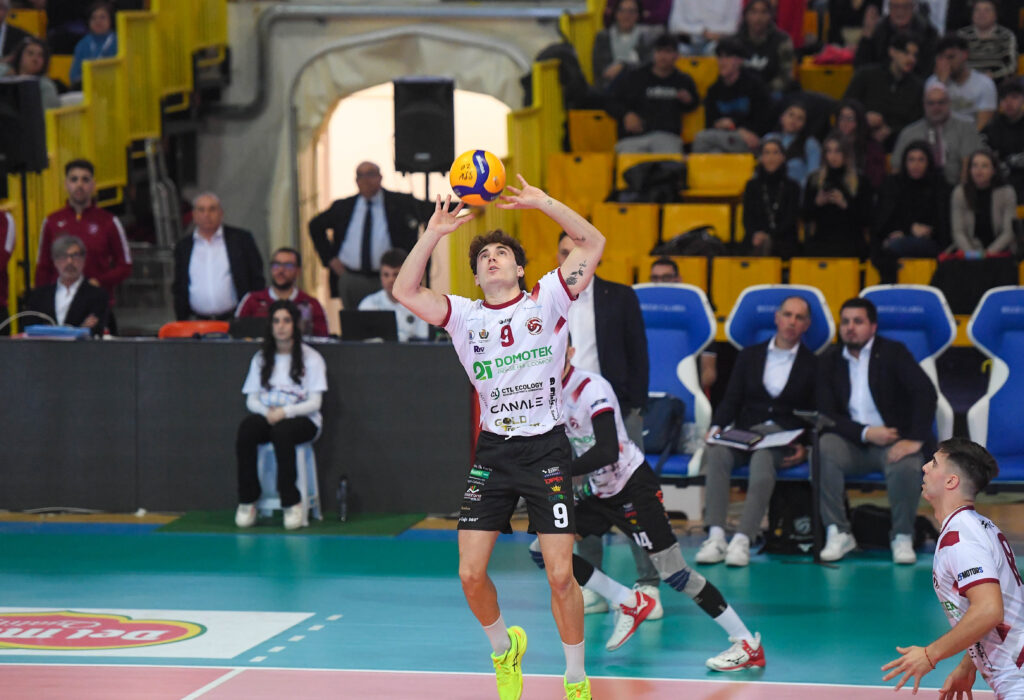 La Rinascita Volley Lagonegro è lieta di annunciare l’arrivo in biancorosso di Lorenzo Esposito, giovane e promettente palleggiatore classe 2003 originario di Ascoli Piceno, indiscusso protagonista nell’ultima stagione con la maglia della Domotek Reggio Calabria. arrivo