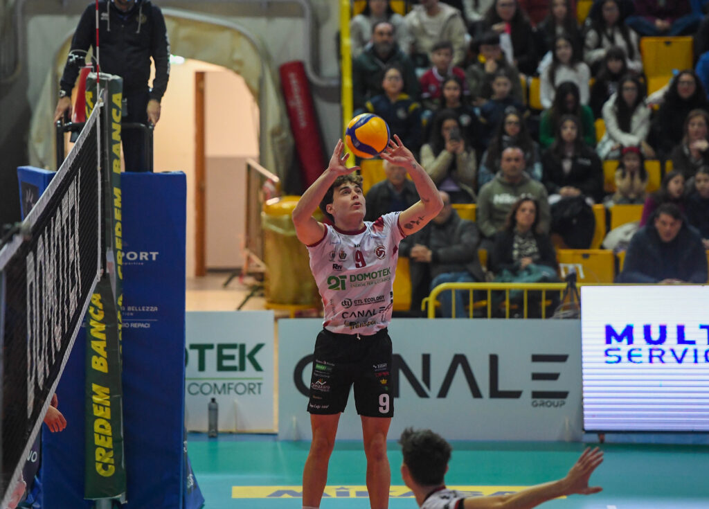 La Rinascita Volley Lagonegro è lieta di annunciare l’arrivo in biancorosso di Lorenzo Esposito, giovane e promettente palleggiatore classe 2003 originario di Ascoli Piceno, indiscusso protagonista nell’ultima stagione con la maglia della Domotek Reggio Calabria. arrivo