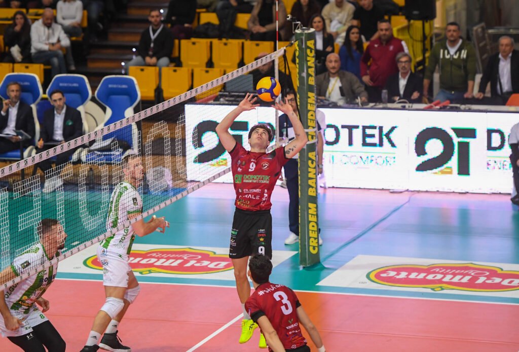 La Rinascita Volley Lagonegro è lieta di annunciare l’arrivo in biancorosso di Lorenzo Esposito, giovane e promettente palleggiatore classe 2003 originario di Ascoli Piceno, indiscusso protagonista nell’ultima stagione con la maglia della Domotek Reggio Calabria. arrivo