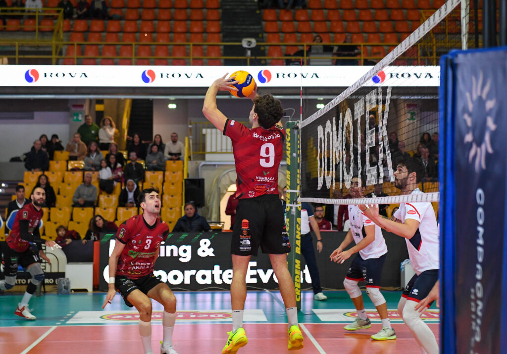 La Rinascita Volley Lagonegro è lieta di annunciare l’arrivo in biancorosso di Lorenzo Esposito, giovane e promettente palleggiatore classe 2003 originario di Ascoli Piceno, indiscusso protagonista nell’ultima stagione con la maglia della Domotek Reggio Calabria. arrivo
