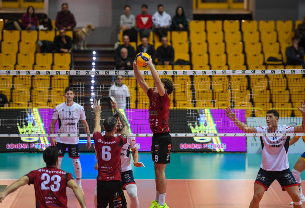 La Rinascita Volley Lagonegro è lieta di annunciare l’arrivo in biancorosso di Lorenzo Esposito, giovane e promettente palleggiatore classe 2003 originario di Ascoli Piceno, indiscusso protagonista nell’ultima stagione con la maglia della Domotek Reggio Calabria. arrivo