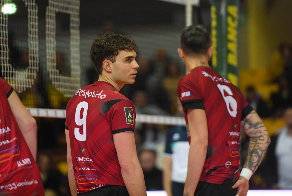 La Rinascita Volley Lagonegro è lieta di annunciare l’arrivo in biancorosso di Lorenzo Esposito, giovane e promettente palleggiatore classe 2003 originario di Ascoli Piceno, indiscusso protagonista nell’ultima stagione con la maglia della Domotek Reggio Calabria. arrivo