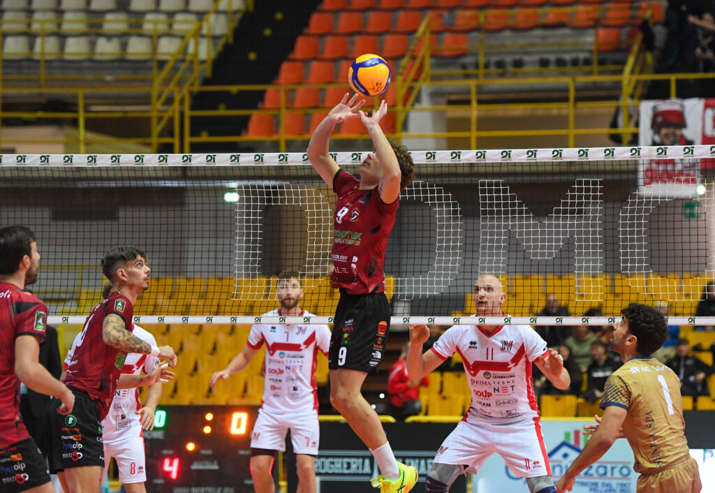 La Rinascita Volley Lagonegro è lieta di annunciare l’arrivo in biancorosso di Lorenzo Esposito, giovane e promettente palleggiatore classe 2003 originario di Ascoli Piceno, indiscusso protagonista nell’ultima stagione con la maglia della Domotek Reggio Calabria. arrivo