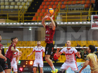 La Rinascita Volley Lagonegro è lieta di annunciare l’arrivo in biancorosso di Lorenzo Esposito, giovane e promettente palleggiatore classe 2003 originario di Ascoli Piceno, indiscusso protagonista nell’ultima stagione con la maglia della Domotek Reggio Calabria. arrivo