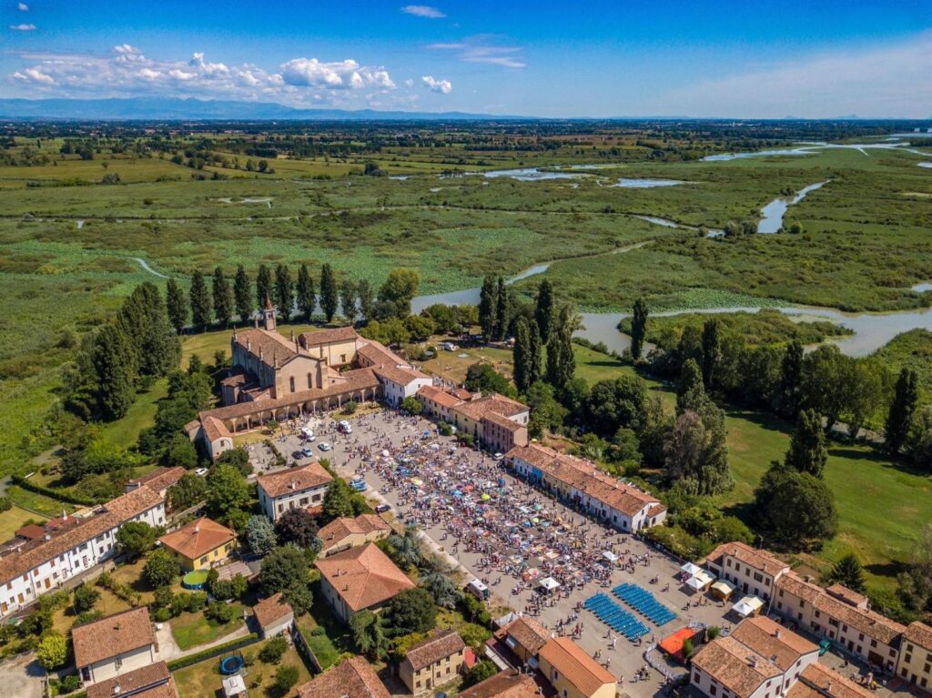 Ferragosto nel borgo mantovano di Grazie per l’Antichissima Fiera: 600 anni di arte, fede e meraviglia borgo