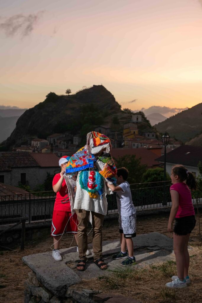 “Un teatro che tesse sogni: a Sasso di Castalda il Circo Tessile di Una Boccata d’Arte diventa permanente” teatro