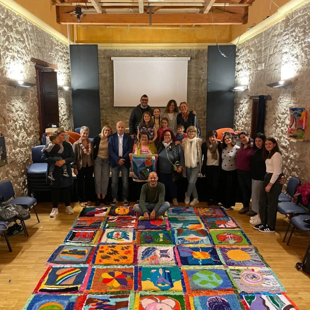 “Un teatro che tesse sogni: a Sasso di Castalda il Circo Tessile di Una Boccata d’Arte diventa permanente” teatro