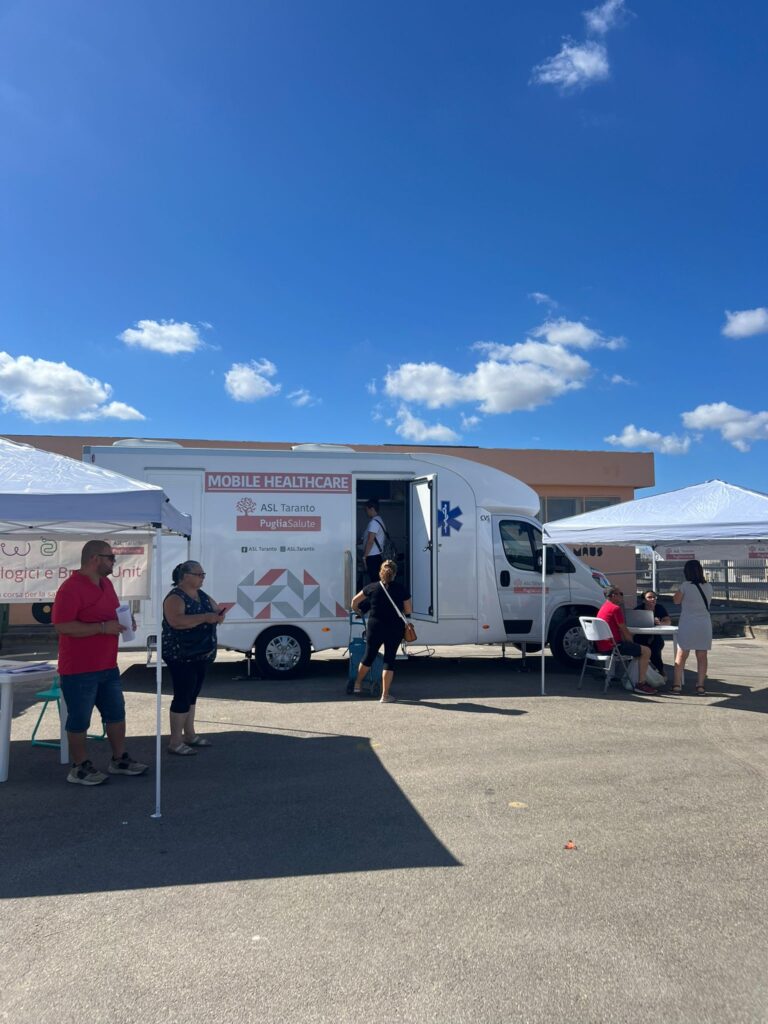 Taranto, 4 settembre 2025 – La prevenzione in movimento: il camper ASL ritorna nei mercati settimanali dei paesi della provincia. Numerosi gli appuntamenti a settembre e ottobre. taranto